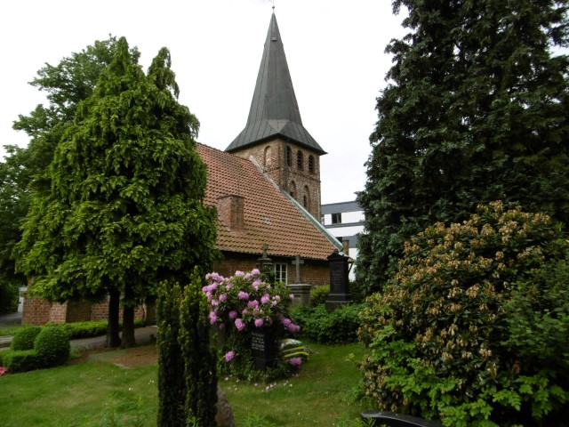 Oud kerkje bij kerkhof in Oldenburg